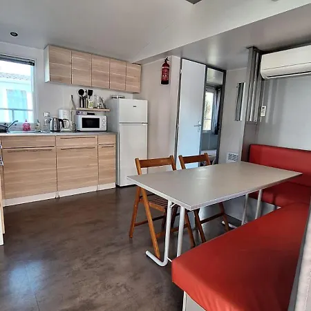 Mobil-home Dans Un אתר קמפינג ויק-לה-גארדיול